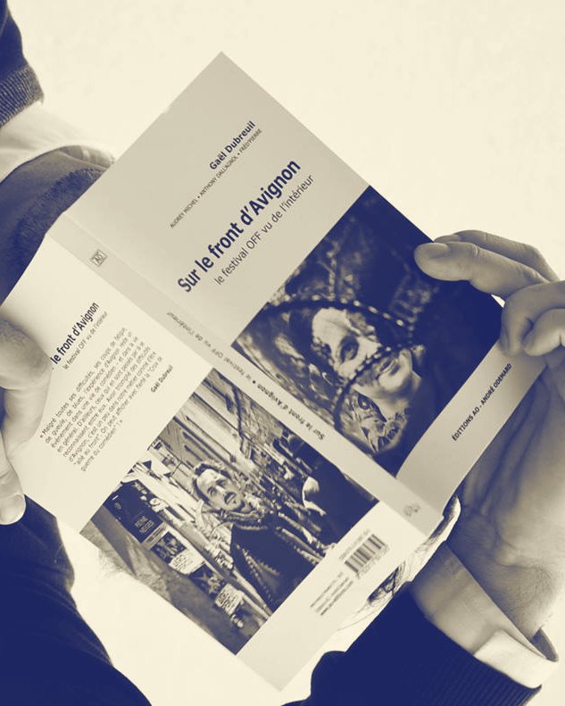 Gaël Dubreuil lisant son livre Sur le front d'Avignon