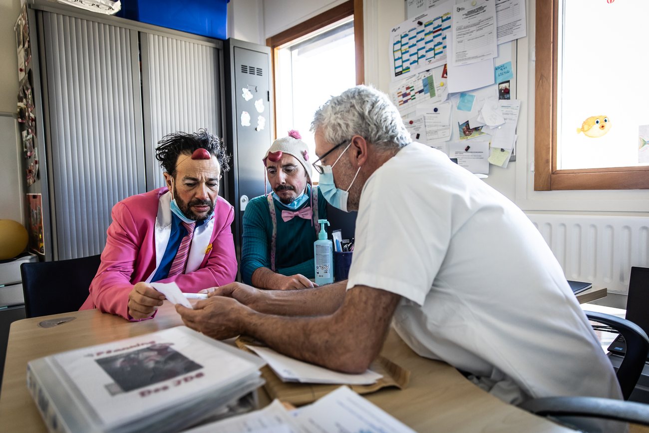 Les clowns prennent les transmissions auprès d'un soignant