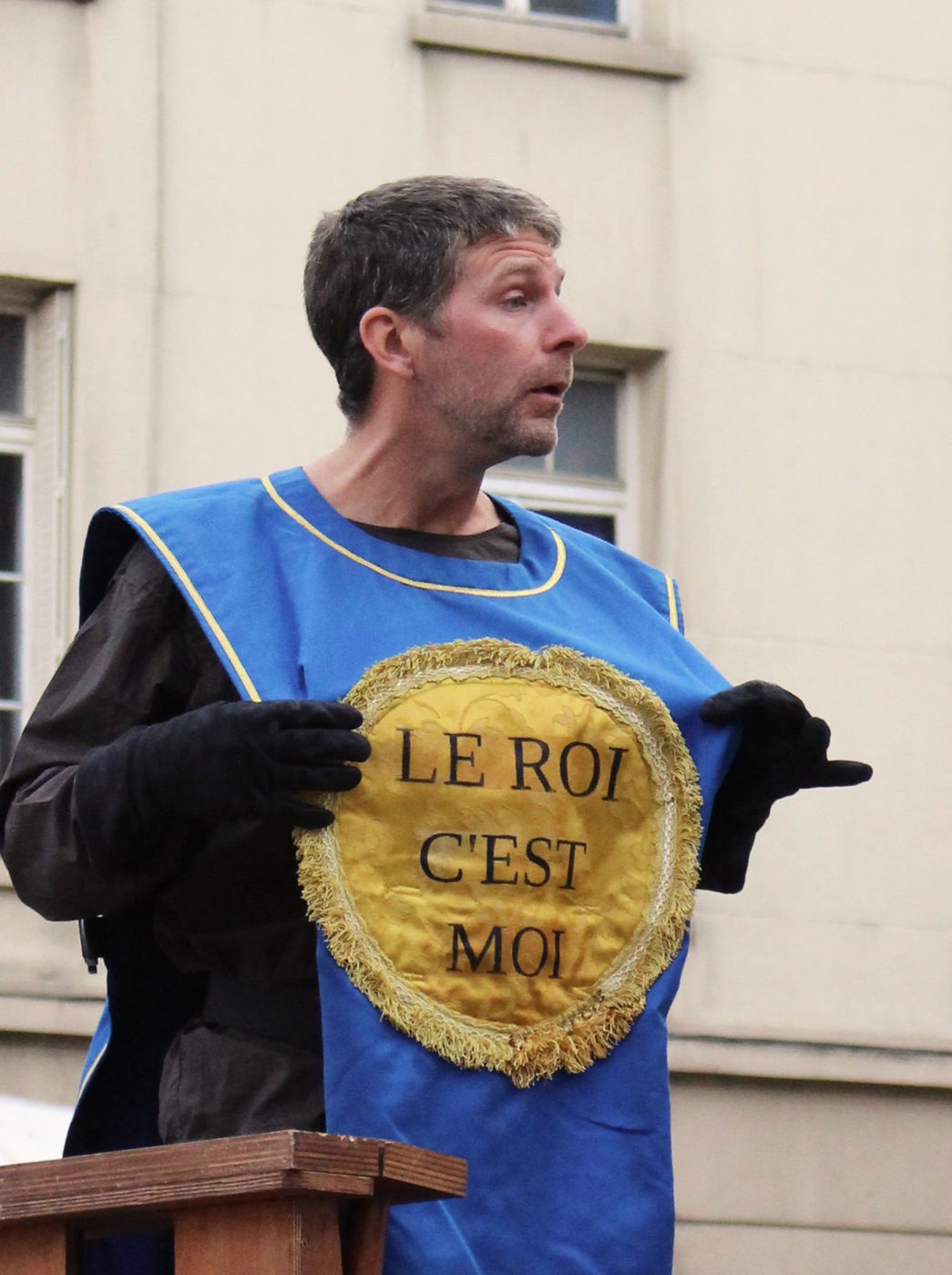 Le roi au tribunal : « Le roi c'est moi »