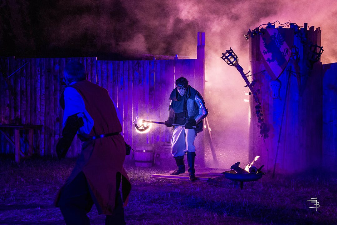 Un combattant surgit de la fumée violette