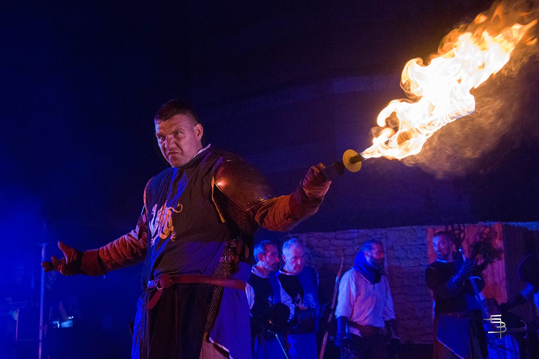 Un chevalier crache une gerbe de flammes