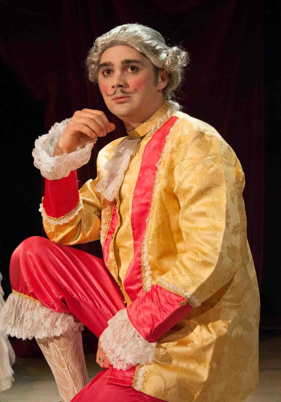 Un marquis poudré en habit jaune et rose