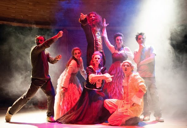 La troupe au complet dans la fumée