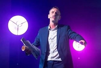 Gaël Dubreuil en élu à la culture, costume bleu, sous les projecteurs