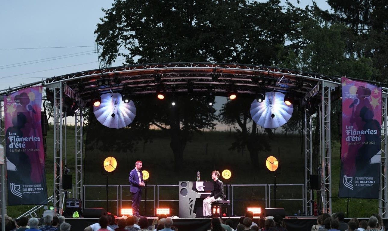Gaël Dubreuil et Pierre Mer sur scène au piano, en plein air, aux Flâneries d'été du Territoire de Belfort