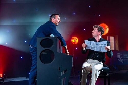 Gaël Dubreuil penché sur le piano, Pierre Mer lisant sa partition